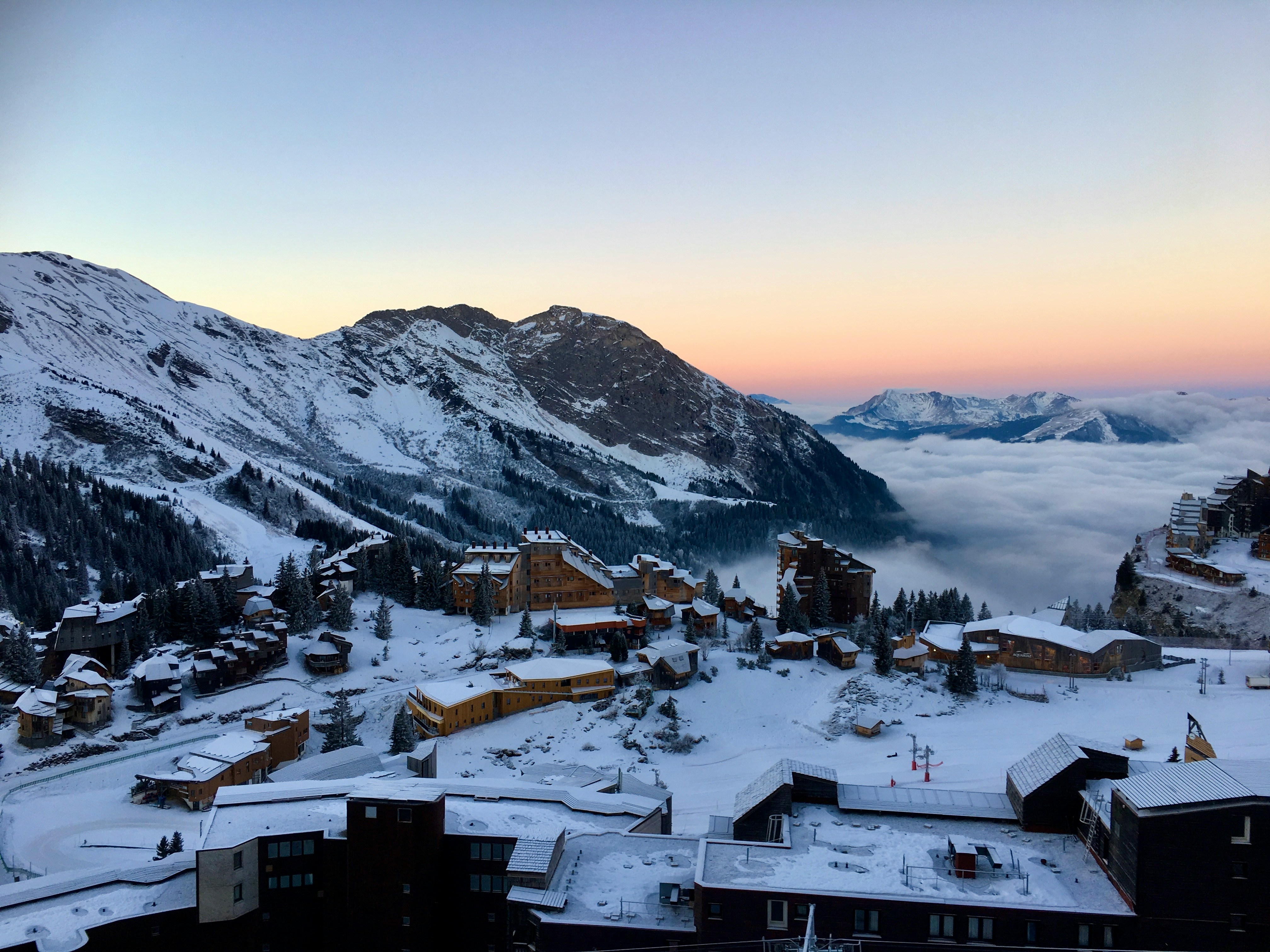 Udsigt over Avoriaz med bjergkæden i baggrunden