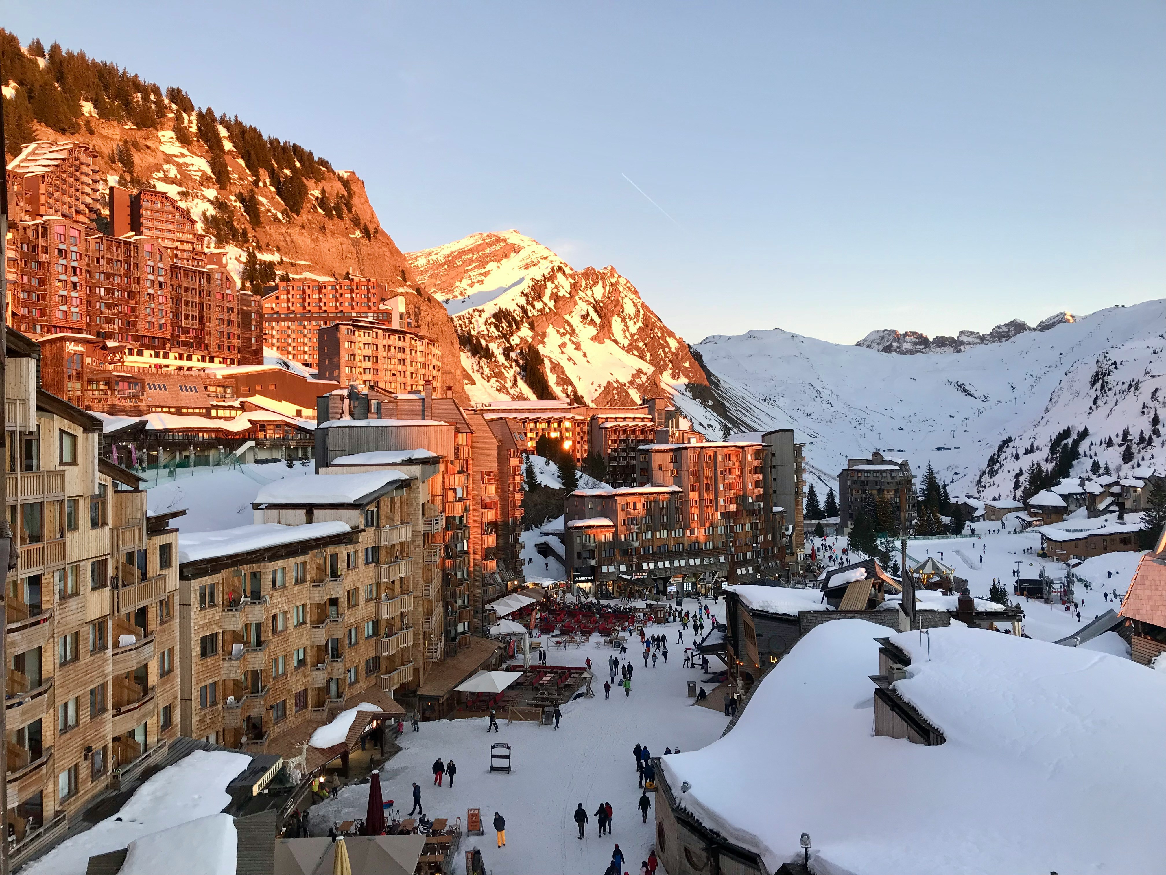 Gruppe på ski øverst på en snedækket piste i Avoriaz